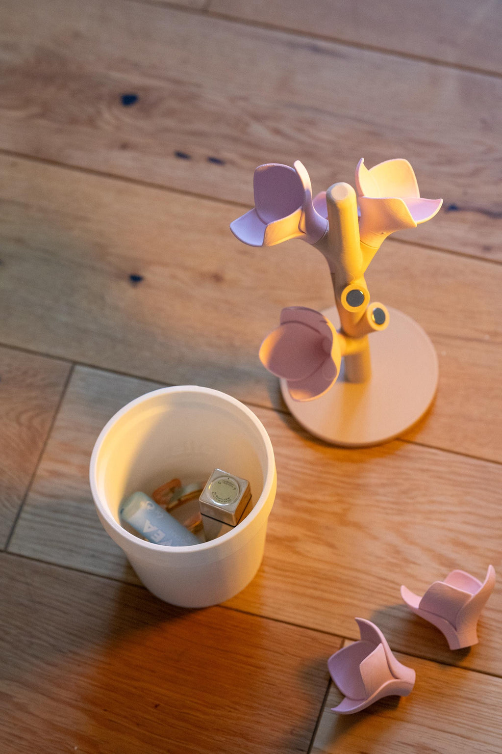 Magnetic Flower Cotton Pad Holder: 3D Printed Vanity Organizer