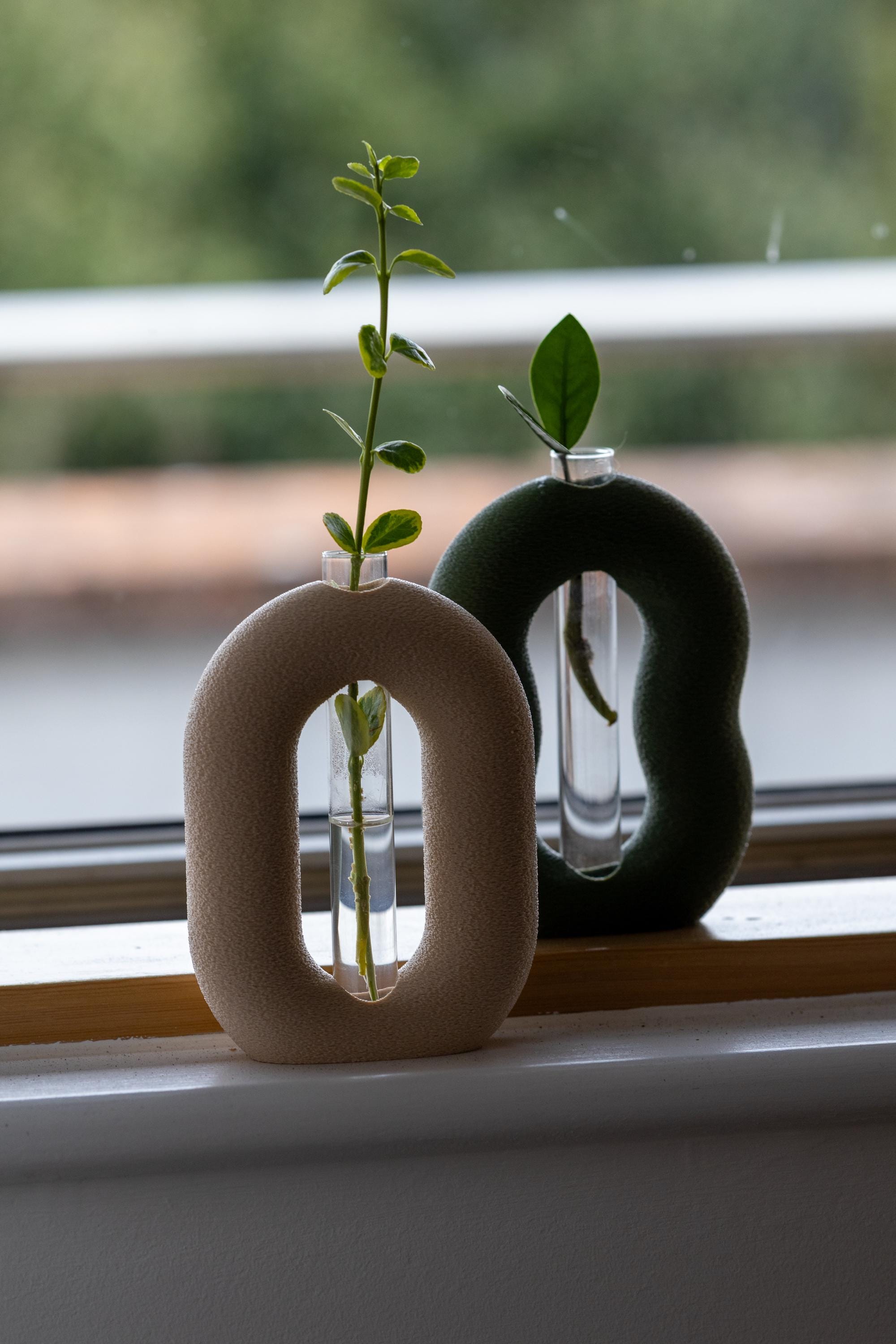 Minimalist Plant Propagation Station: 3D Printed Vase Set with Glass Tubes